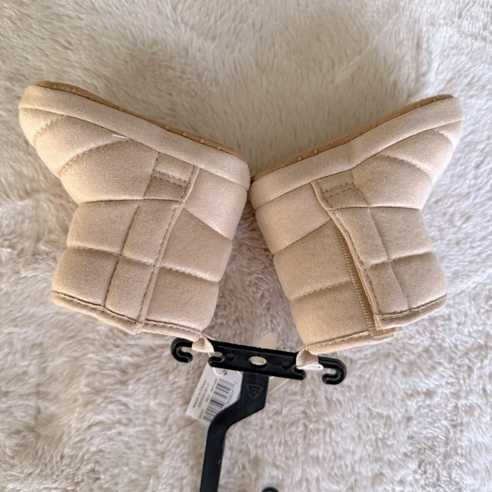 Old Navy infant soft gold godora boot size 0-3 months  NWT.